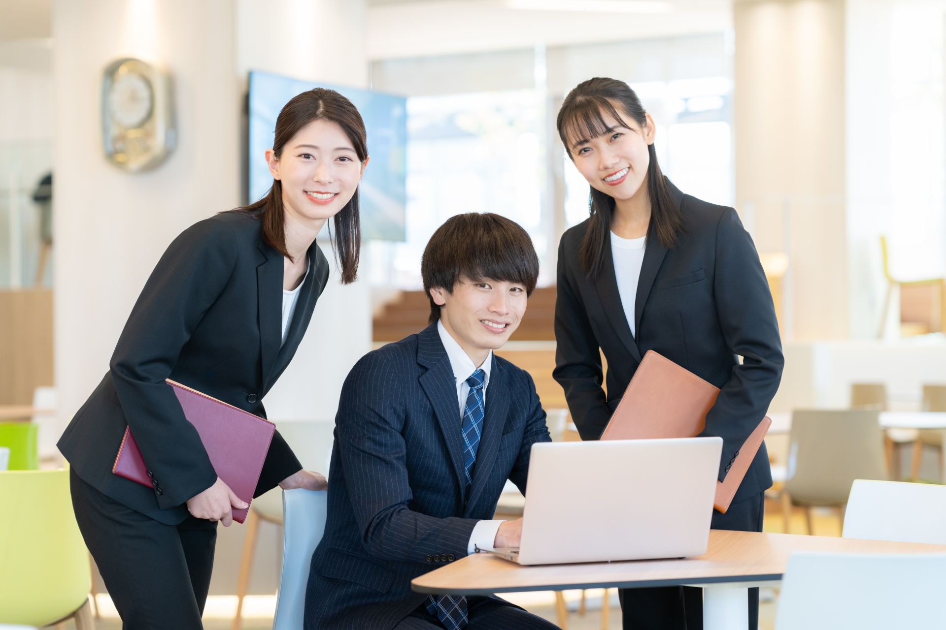 はじめての転職活動、何から始める？求人の探し方や面接マナーなど、基本のキ♡｜カスタマ介護